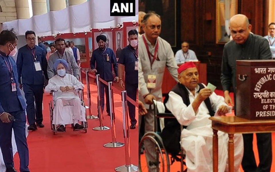 Prez poll: Former PM Manmohan Singh, Mulayam Singh Yadav arrive in wheelchair to cast vote