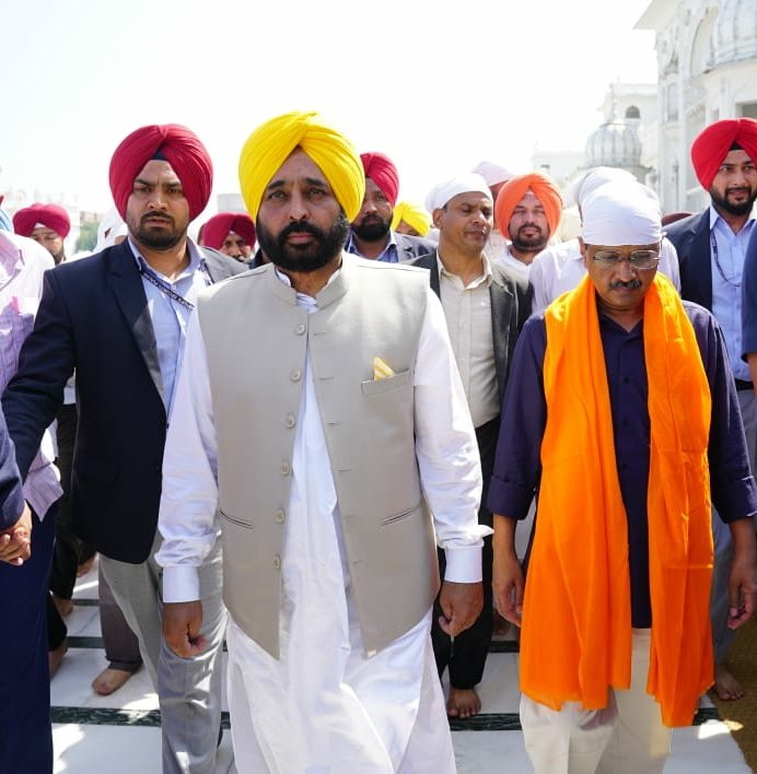 Arvind Kejriwal, Bhagwant Mann pay obeisance at Golden Temple