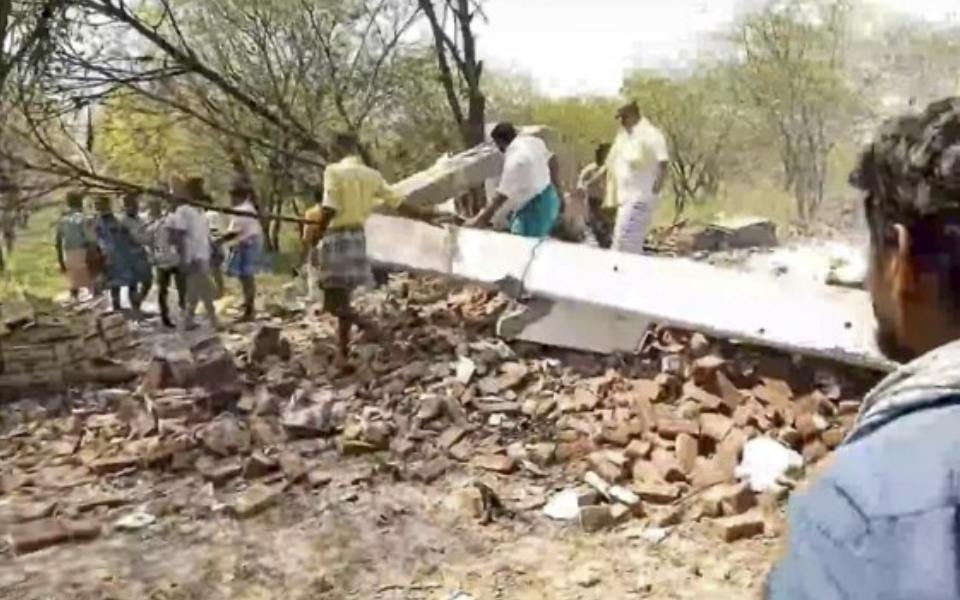10 killed in mishap in TN fireworks factory