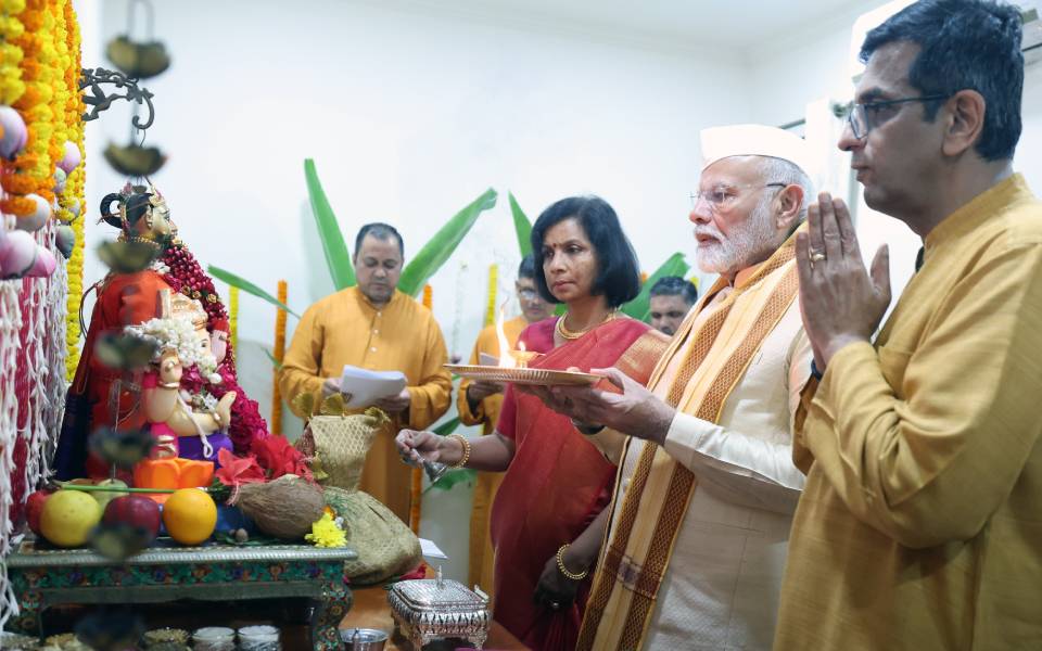 PM Modi participates in Ganpati Puja at CJI Chandrachud's residence