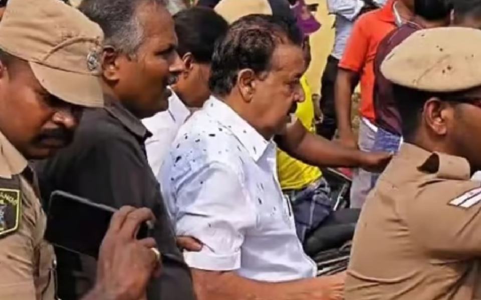 Mud thrown at Tamil Nadu Minister during relief distribution in Villupuram