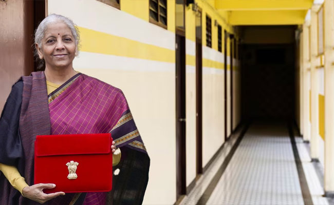 Govt announces setting up of one girls' hostel in every district