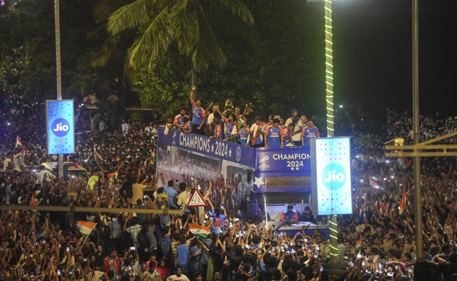 Mumbai: 11 taken to hospitals as sea of fans joins Team India’s victory parade