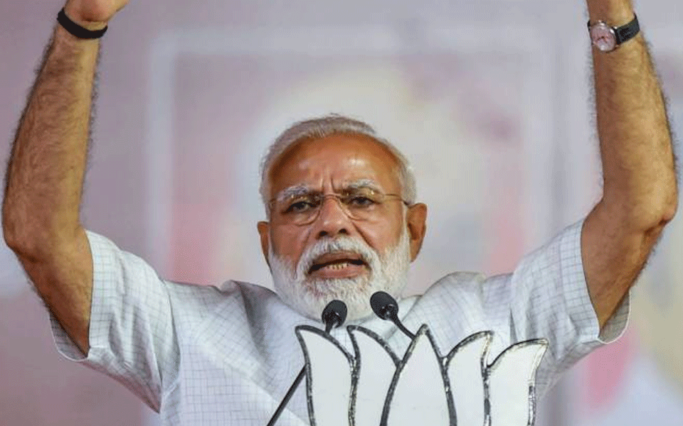 Choose between honest 'chowkidar' and corrupt 'naamdar': PM Modi