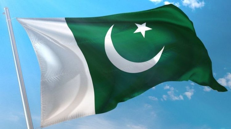 Ayodhya priest tries to burn Pakistan flag, police intervene