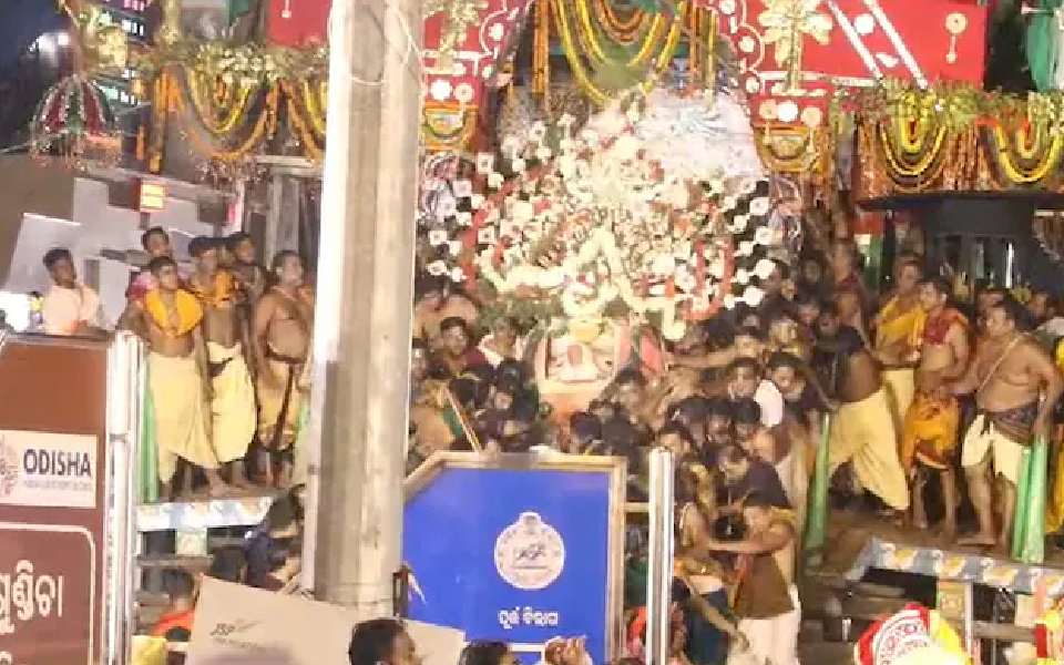 Idol of Lord Balabhadra falls on servitors during Rath Yatra ritual in