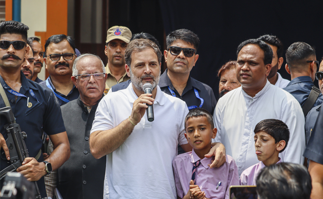 Rahul meets victims of Pak shelling in Poonch, pledges to raise their issue at national level