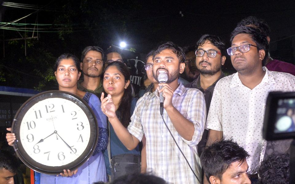 Junior docs call off 'total cease work'; threaten hunger strike if demands not met within 24 hrs