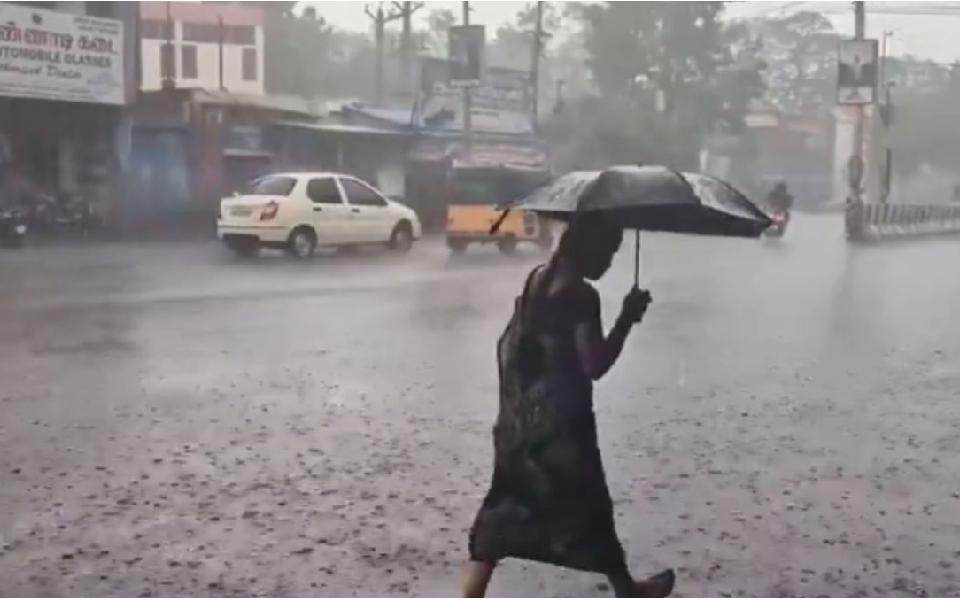 Imd Sounds Red Alert In Five Districts Of Kerala Forecasts Extremely