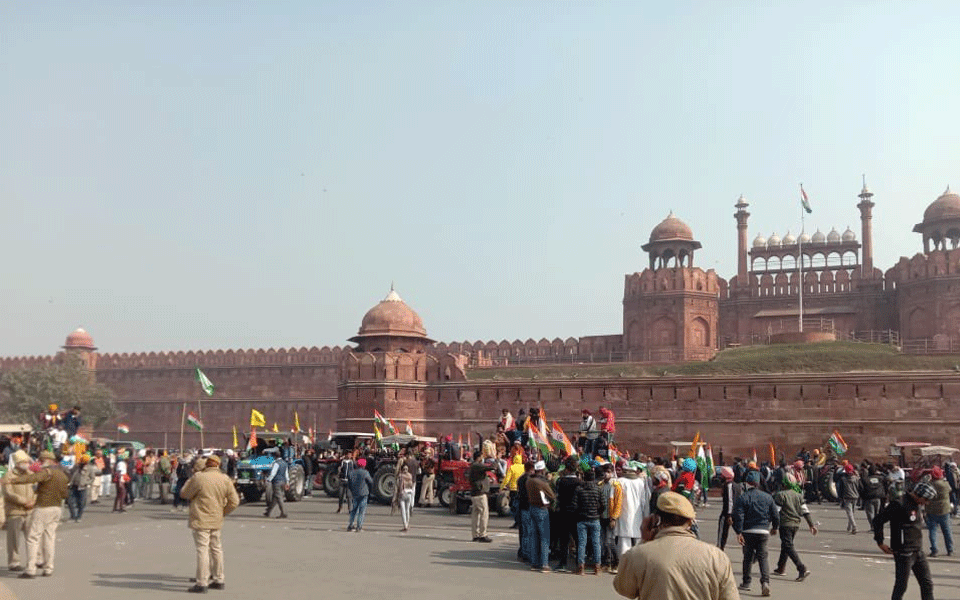 Protesting farmers reach Red Fort with tractors