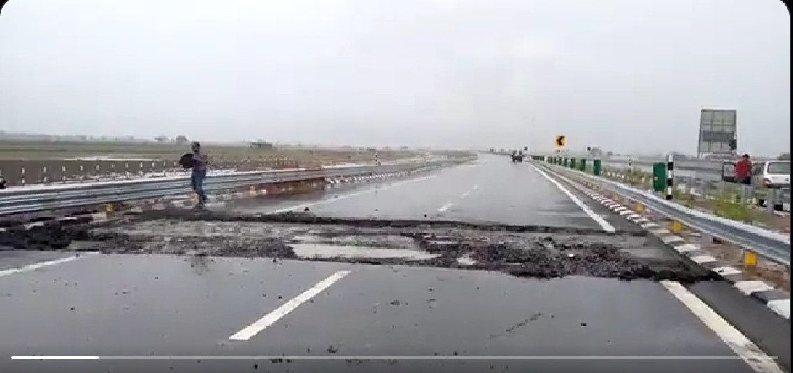 Portion of Bundelkhand expressway develops potholes due to rains, days after opening by PM Modi
