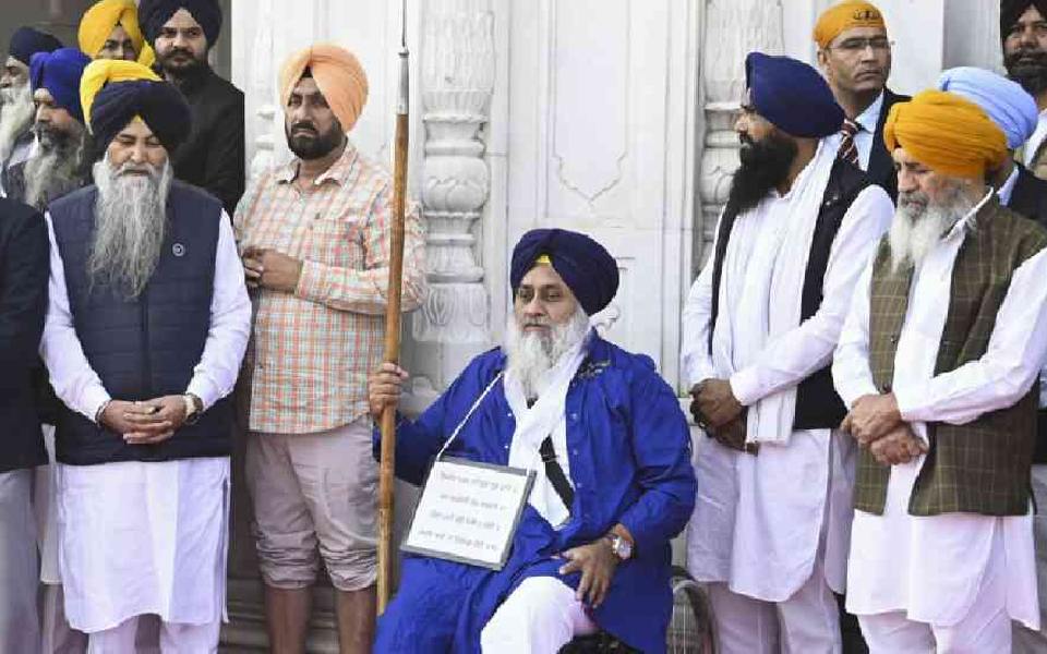 Sukhbir Badal performs 'sewadar' duty at Golden Temple, others clean washrooms