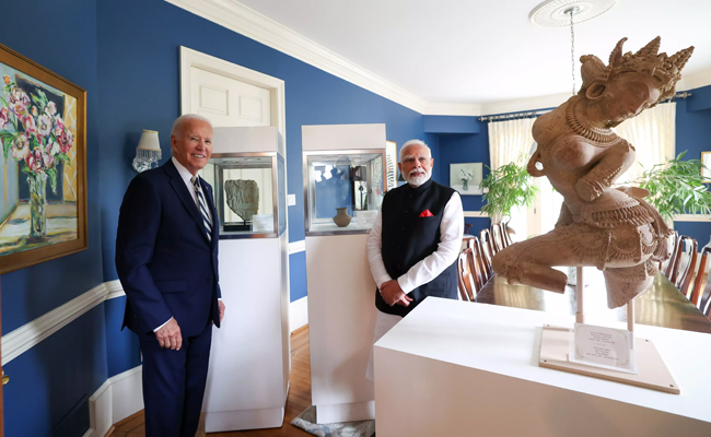 US hands over 297 antiquities smuggled out of India