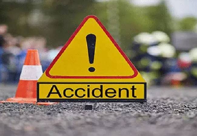 Nine killed, 8 injured in collision between tempo, minivan and stationary bus on Pune-Nashik Highway