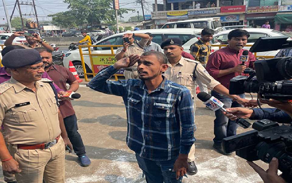 On HC direction, man salutes tricolour 21 times with 'Bharat Mata ki jai' slogan at police station