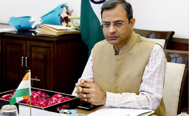 RBI does not target any band for rupee, allows it to find its own level: Guv Malhotra