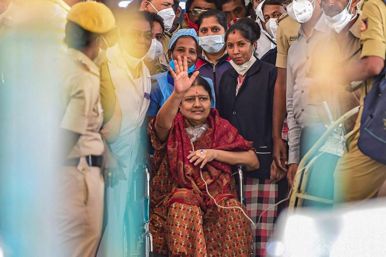 Sasikala returns to Tamil Nadu after four years to grand reception