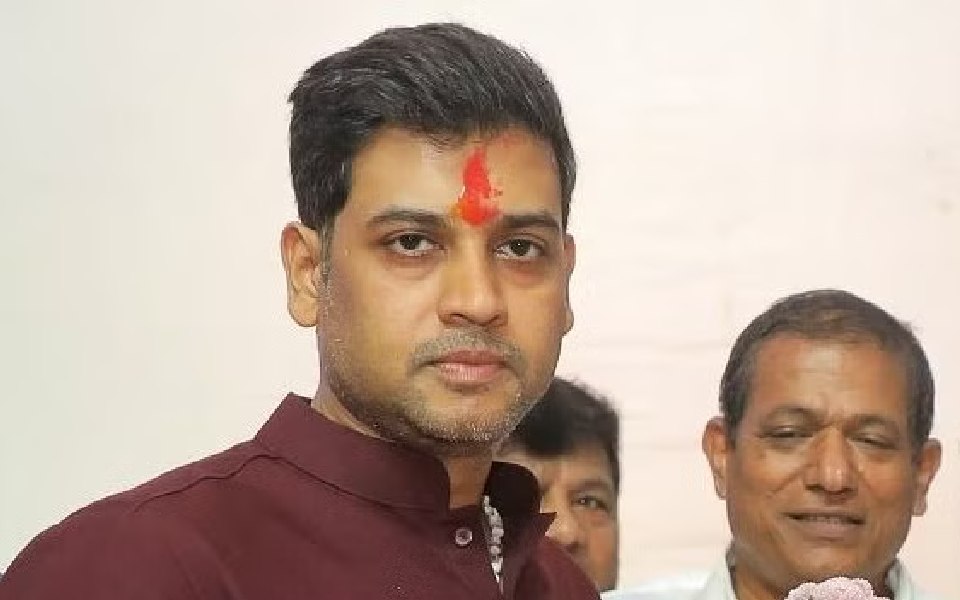 Maharashtra CM's son enters Ujjain Mahakal temple's sanctum sanctorum despite ban; triggers row