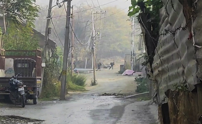 Encounter on outskirts of Srinagar, terrorists believed to be trapped