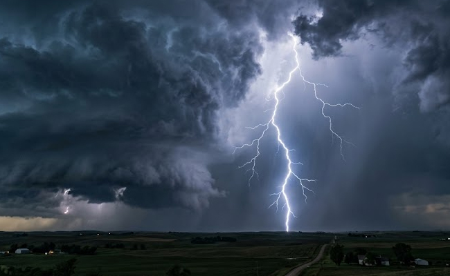 Thunderstorm hits Lucknow, IMD issues red alert across multiple UP districts