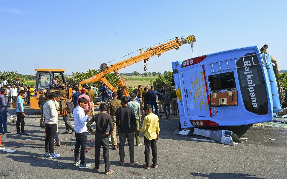 UP: Eight dead as bus hits water tanker on Agra-Lucknow Expressway