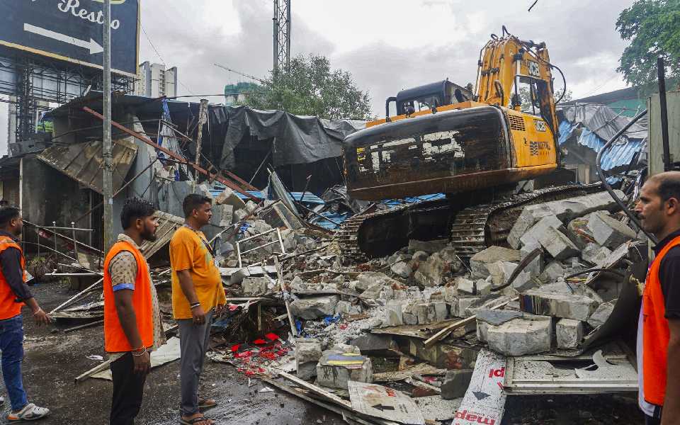 13 illegal bars and pubs, 31 paan shops razed in Thane district