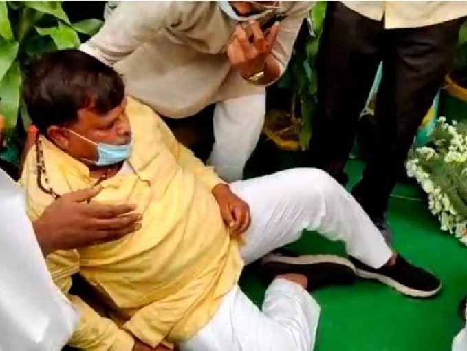 Madhya Pradesh Energy Minister Pradhuman Singh Tomar falls from dais during program