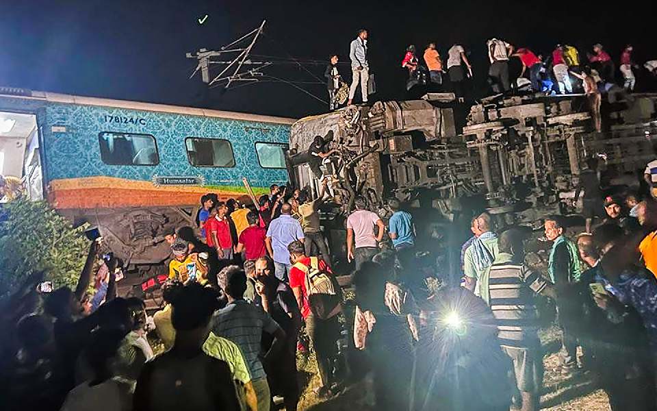 Coromandel, Bengaluru-Howrah Express trains derail, hit goods train; 50 dead, 350 injured