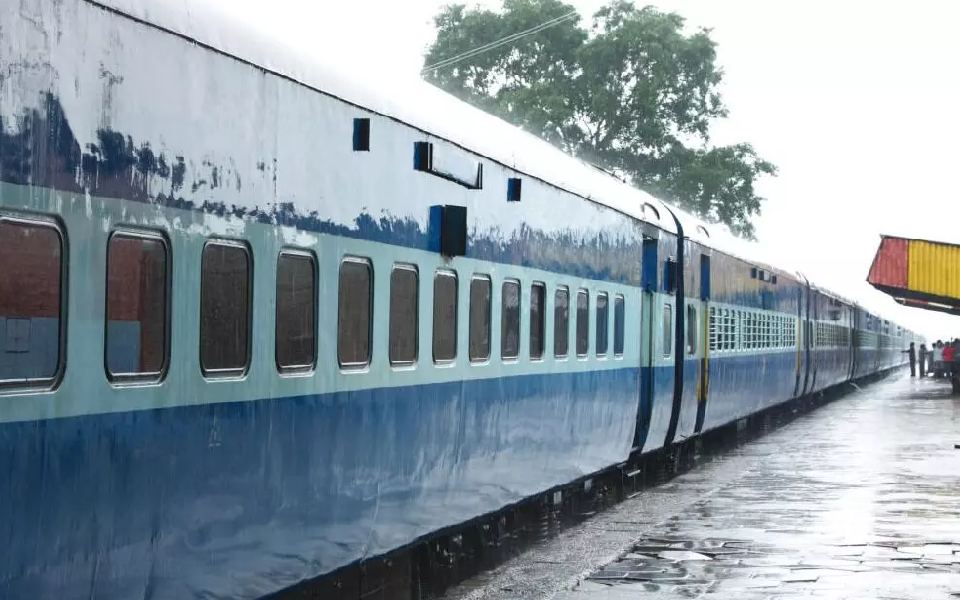 Coach attendant returns passenger's bag containing cash, jewellery at New Delhi Railway Station