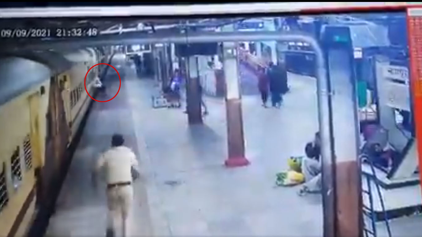 Nagpur: RPF constable saves man from falling into train-platform gap