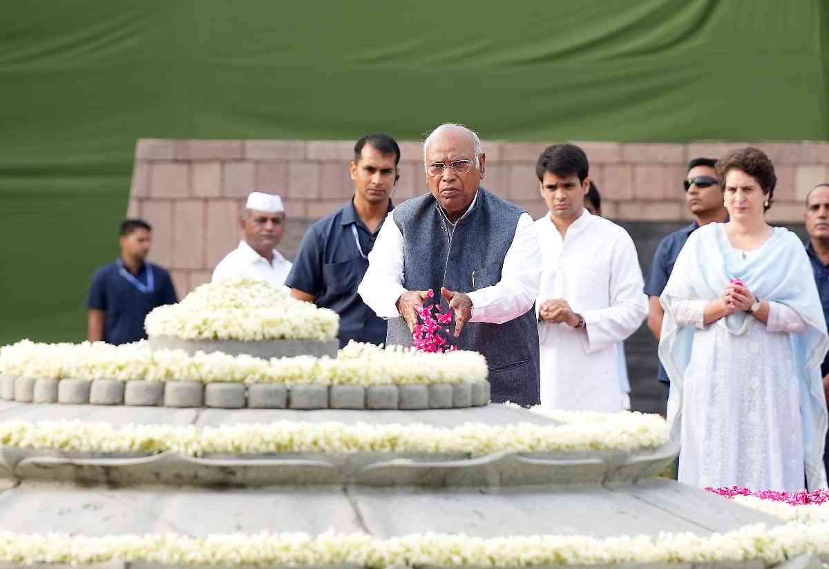 Tributes paid to former PM Rajiv Gandhi on birth anniversary