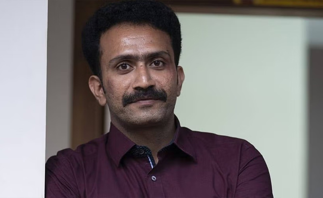 Actor Shine Tom Chacko appears before police for questioning over hotel raid incident