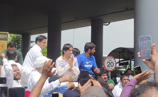 Vinesh Phogat returns to grand welcome after Paris heartbreak