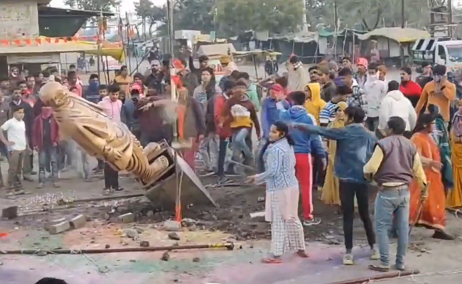 2 groups clash after Vallabhbhai Patel's statue pulled down in Ujjain