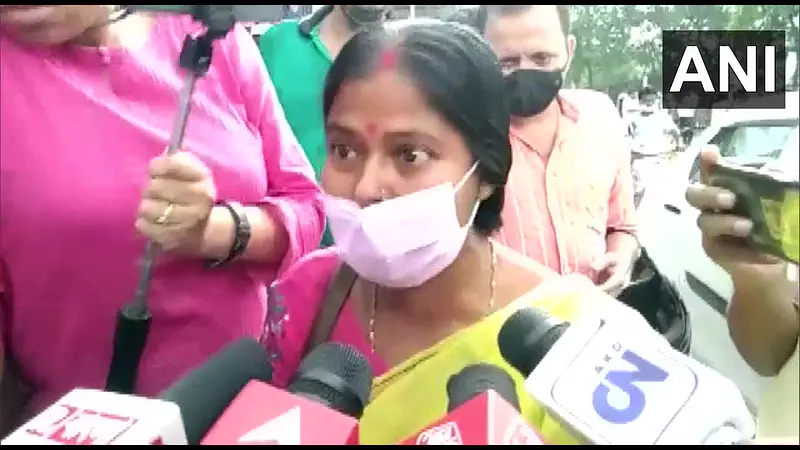 Woman throws shoes at sacked West Bengal Minister Partha Chatterjee