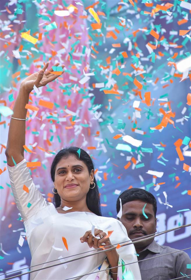 AP CM Jagan Mohan Reddy's sister Y S Sharmila hints at floating new political outfit in Telangana