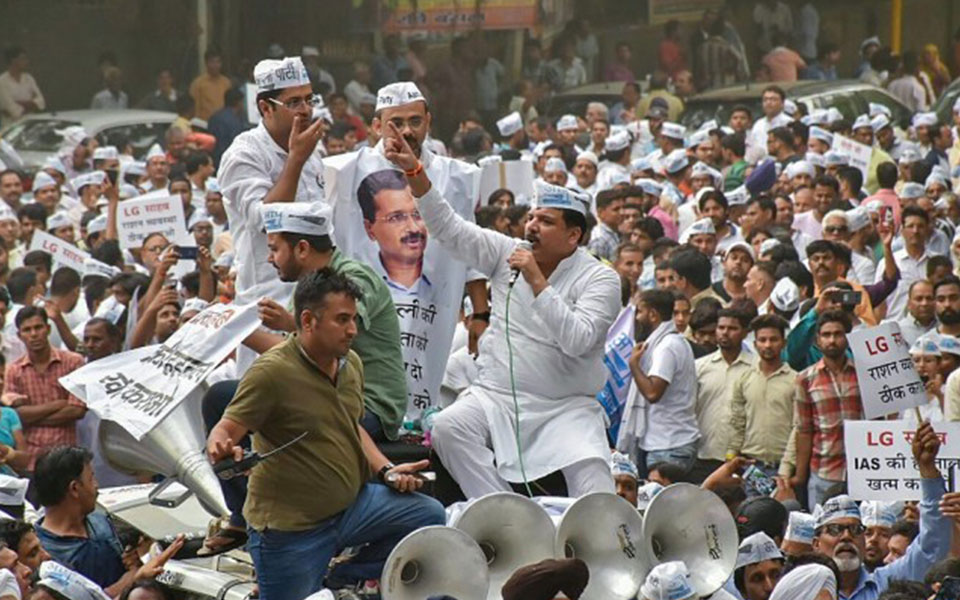 AAP workers continue to protest on Delhi roads