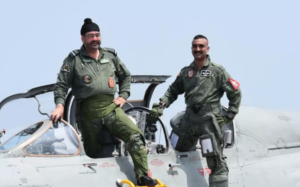 Air chief flies MiG 21 with Abhinandan in Pathankot