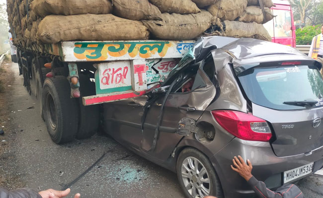 Three killed as car rams into stationary truck on Mumbai-Pune Expressway