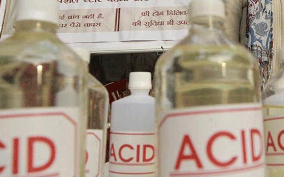 Girl throws acid on boyfriend for ending relationship