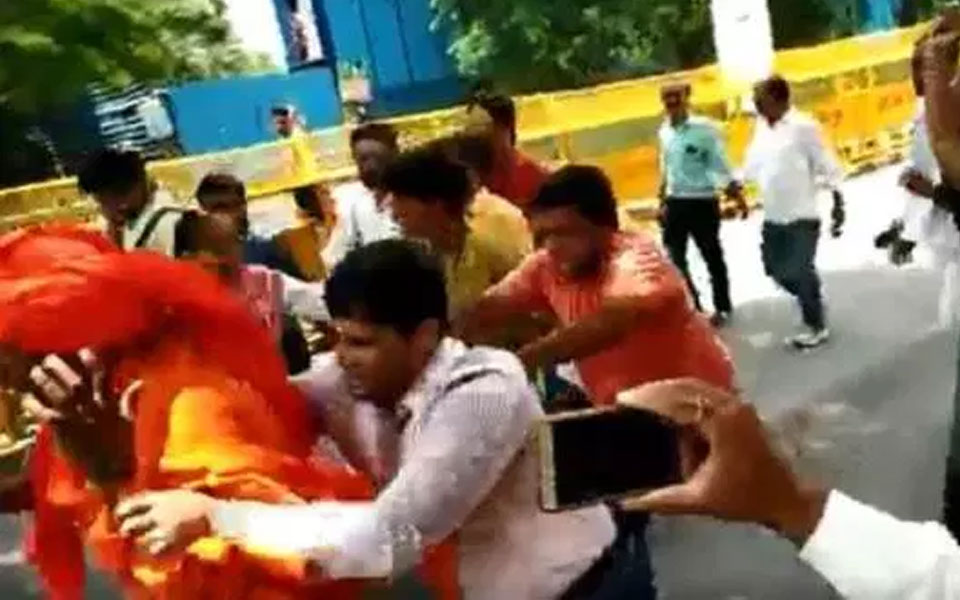 Swami Agnivesh roughed up outside BJP office