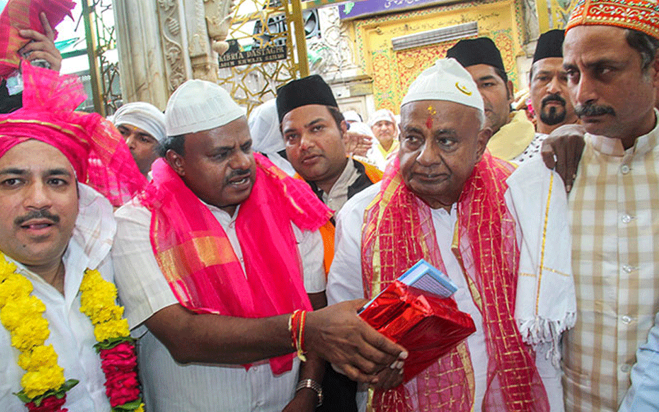 CM Kumaraswamy and family visit Ajmer Dargah