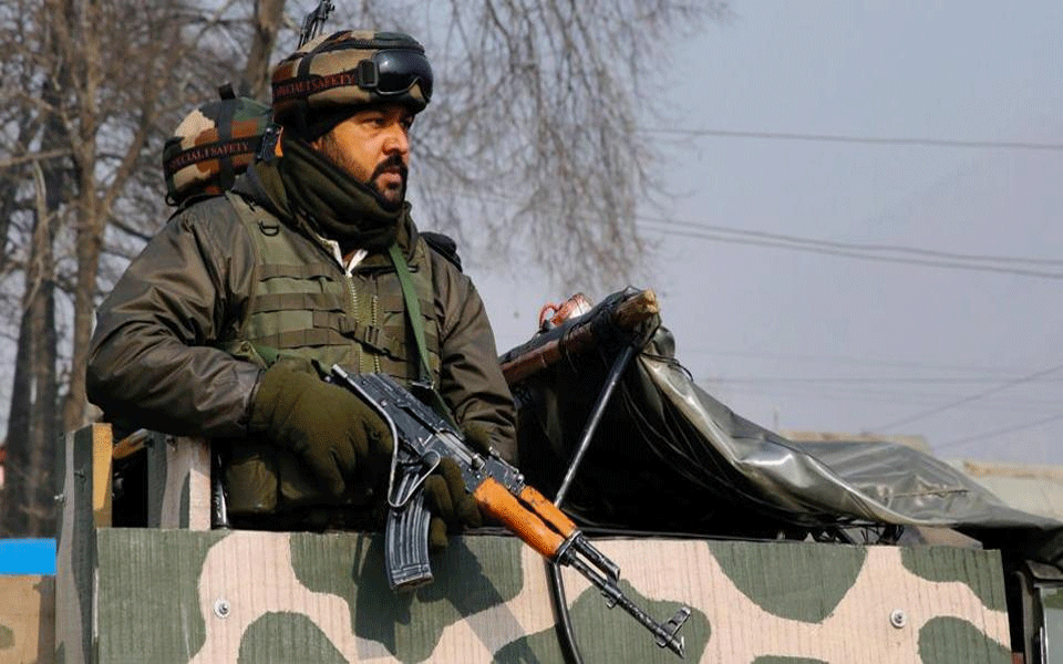 Alert sentry averts possible militant attack in Srinagar