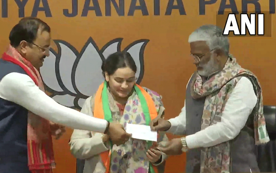 Mulayam Singh Yadavs Daughter In Law Aparna Yadav Joins Bjp 9216