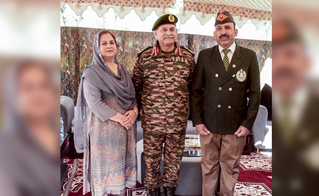 Army chief meets former comrade in Poonch, hails him for supporting troops during Operation Sindoor