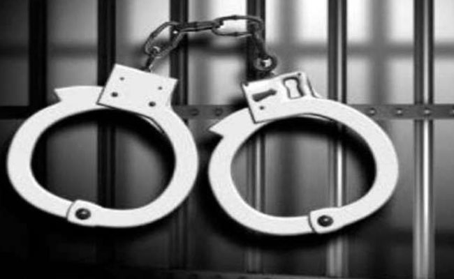 Mumbai: Posing as cops, six men barge into cafe owner’s home, take away Rs 25 lakh; four held