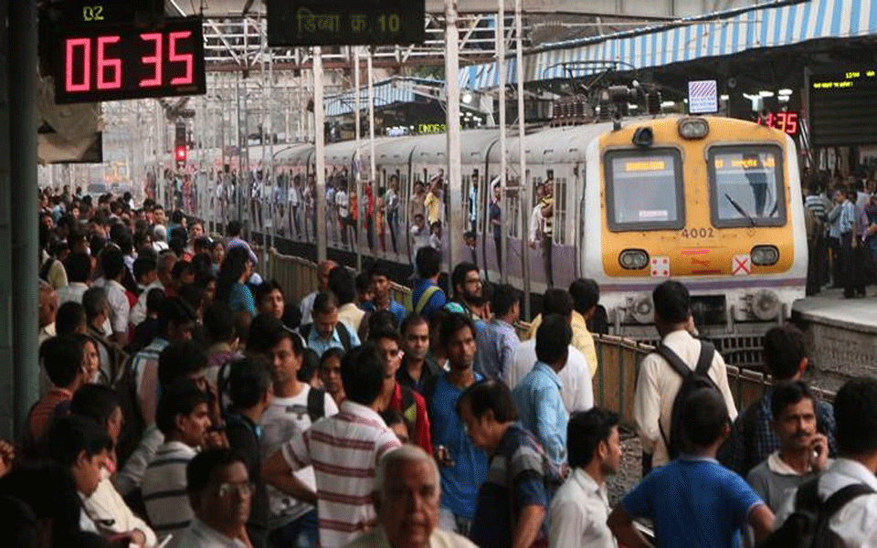 Commuters attack journalist in Mumbai train