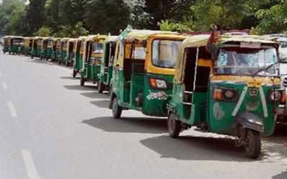 4 auto drivers held for fleecing tourists