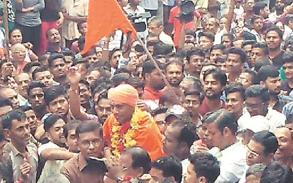 Out on bail, Ajmer blast convict Bhavesh Patel returns home to hero welcome in Bharuch