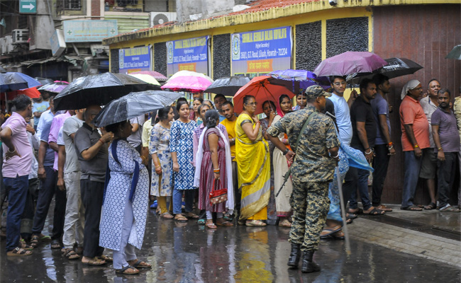 Huge turnout amidst SIR shadow caps ballistic battle for Bengal